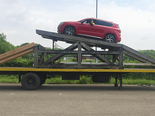 Rijden op een wip met 4x4 wagens
