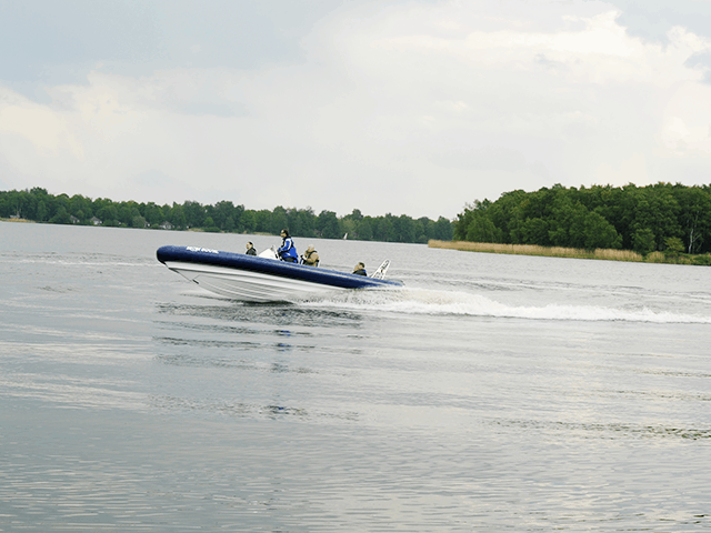 Met snelheid over de rivier in een rib boot