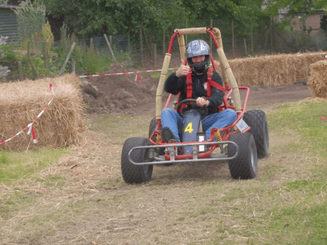 Crosskart rijden op een grasveld tijdens teamdag