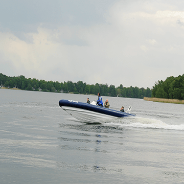 Spectaculair over de rivier met een rib boot