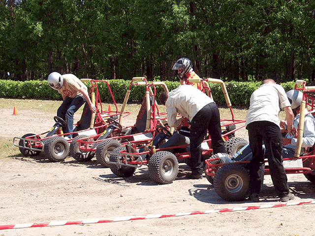 Sand buggy rijden over ruig terrein 