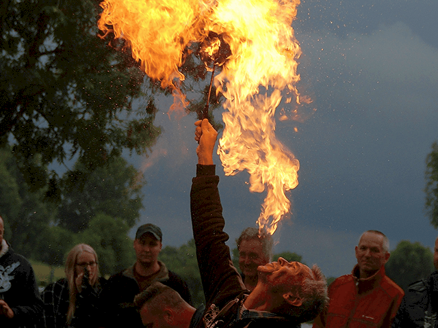 In de schemering vuurspuwen
